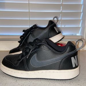 Barely worn kids size 3.5 Nikes